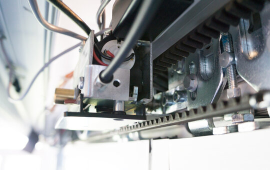 record VRR 20 – built in motorised locking for system 20 sliding doors